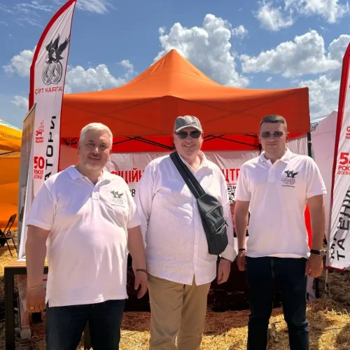Reprezentanții companiei Çift Kartal la standul lor în timpul expoziției agricole din Olenivka.